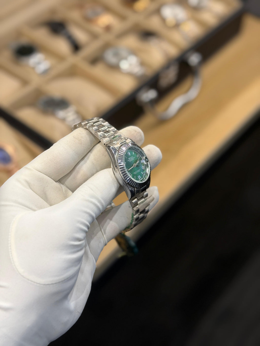 Luxury Emerald Green Dial Analog Watch – Silver Edition