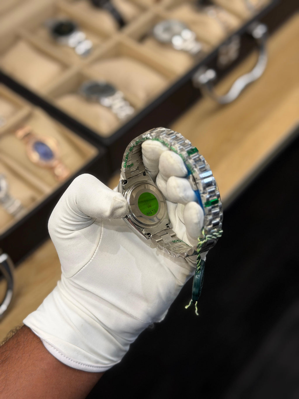 Luxury Emerald Green Dial Analog Watch – Silver Edition